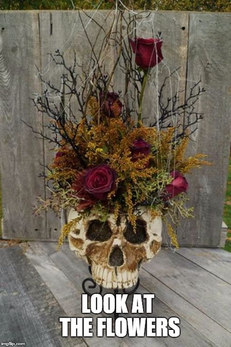 Classy Halloween Decor, Table Halloween, Classy Halloween, Halloween Memes, Boho Halloween, Halloween Floral, Halloween Decorations Indoor, Theme Halloween, A Skull