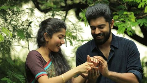 Sai Pallavi and Nivin Pauly in Premam Malayalam movie Nivin Pauly, Movies Malayalam, Cute Movie Scenes, Sai Pallavi, Love Story Video, Love Couple Images, Song Lyrics Beautiful, Girly Songs, Actor Picture