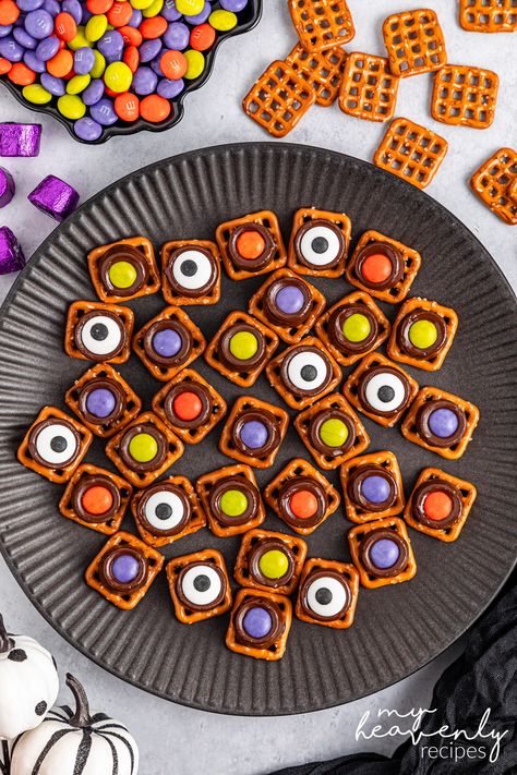 Monster Eyeball Pretzel Bites Halloween Rolo Pretzels, Halloween Pretzel Bites, Pretzel Treats Halloween, Halloween Pretzel Sticks, Easy Halloween Pretzel Treats, Halloween Party Food Pretzels, Frankenstein Pretzels, Rolo Treats, Halloween Pretzel Treats