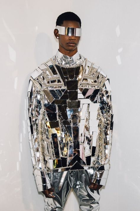 Futuristic Fashion Male, Balmain 2020, Futurism Fashion, Paris Vogue, Conceptual Fashion, Weird Fashion, Afro Punk, Creation Couture, Futuristic Fashion