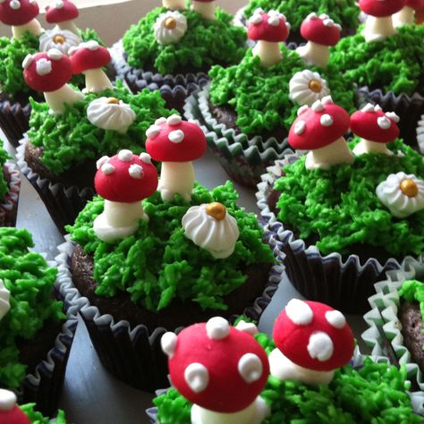 Kindergarden cupcakes Cupcake Mushroom, Mushroom Cupcakes Aesthetic, Fantasy Cupcakes, Cottagecore Cupcakes, Mushroom Cupcakes, Frog Cupcakes, Mushroom Cake, Garden Cupcakes, Woodland Cake