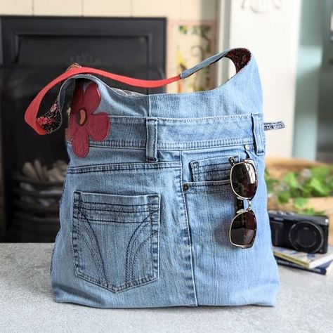 Denim Tote Bag - Faded Denim Large Shoulder Bag with Leather Retro Flower Motif #recycledenim #recycleddenimbags #recycleddenimbagsdiy #recycledenimjeansideas Jeans Bag Diy, Sac Tote Bag, Denim Bag Patterns, Denim Bag Diy, Sacs Tote Bags, Denim Crafts Diy, Jean Purse, Denim Projects, Denim Purse