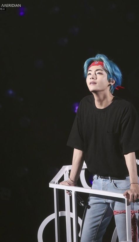 Taehyung Blue Hair, Taehyung Blue, Blue Hair Aesthetic, Blue Green Hair, Ben Hardy, Boy Best Friend, Army Girlfriend Style, Most Handsome Men, Kim Taehyung Wallpaper