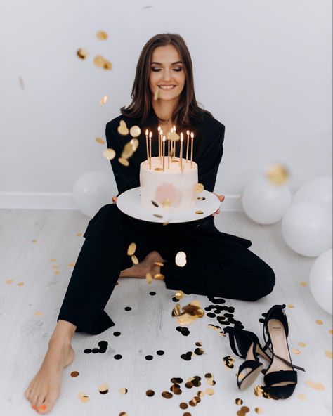 17. Geburtstag, Cake Photoshoot, 33rd Birthday, Cute Birthday Pictures, 21st Birthday Photoshoot, Birthday Ideas For Her, 31st Birthday, 28th Birthday, Anniversary Photoshoot