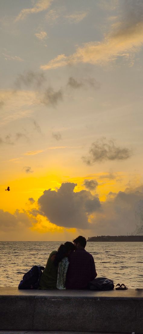 A couple on Marine drive. Sunset. Marine Drive Instagram Story, Couple Poses In Beach Photo Ideas, Marine Drive Photo Poses, Juhu Beach Mumbai Night, Couples Holiday Photos, Mumbai Trip, Marine Drive Mumbai, Marine Drive, Friends Pics