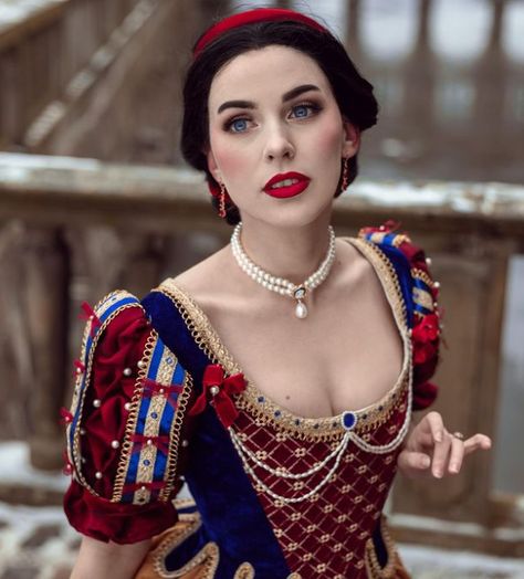 Colonial Dresses, Snow White Outfits, Snow White Cosplay, Emily J, 20 Makeup, Emily Jane, Snow White Dresses, Snow White Costume, Disney Themed Outfits