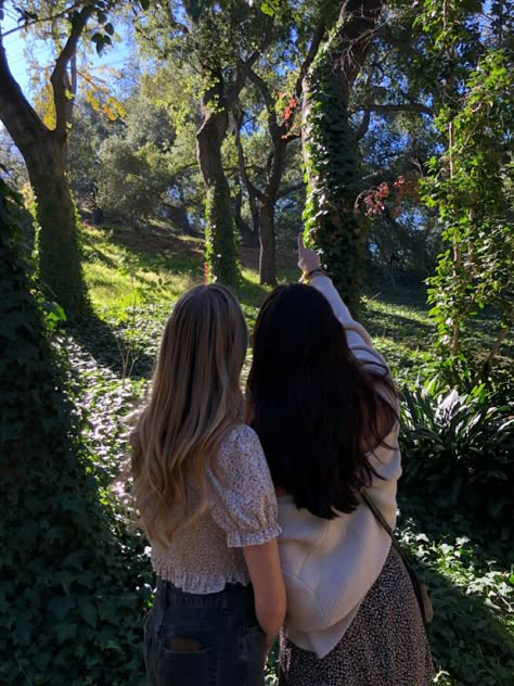 #hairgoals #forest #descansogardens Blonde And Brunette Best Friends, Pelo Cafe, Blonde Girlfriend, Dance Aesthetic, Girl With Brown Hair, Girlfriend Goals, Brunette To Blonde, Brunette Girl, Brown Girl