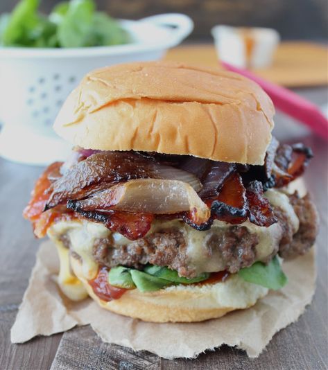 Bourbon Burger Recipe, Whiskey Burger, Bacon Brie, Smoked Whiskey, Smoked Burgers, Cheeseburger Recipe, Burger Toppings, Candied Bacon, Burger Sauce