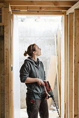 Woman Electrician, Women Electrician, Female Electrician, Female Construction Worker, Construction Outfit, Cabin Aesthetic, Hard Working Women, Woman Smiling, Handy Woman