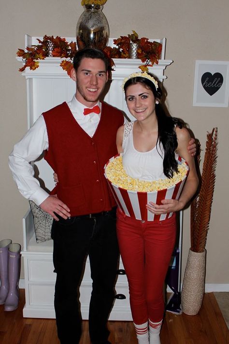 DIY couples Halloween costume: Bucket of popcorn and vintage ticket seller! Very easy and cheap to make! All you need is some duct tape, a lamp shade, some tasty popcorn, and a hot date ;) Mini Theater, 2023 Costumes, Circus Halloween Costumes, Costume Carnevale, Popcorn Costume, Food Halloween Costumes, Mens Day, Halloween Heart, Food Halloween