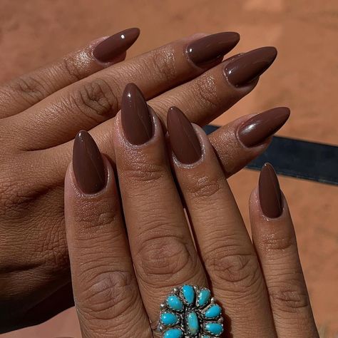 27 Classy Brown Fall Nail Ideas: Designs, Shapes, and Trends for Every Style Medium Almond Nails Fall, Early Fall Gel Nails, Short Brown Almond Nails, Dip Powder Nails Fall Colors, Brown Short Almond Nails, October Almond Nails, Shirt Almond Nails, Brown Almond Nails Design, Oval Fall Nails