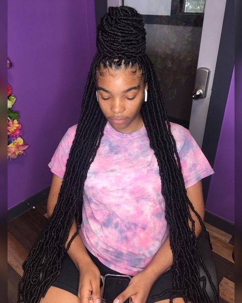 #fauxlocs #fakelocks #hairstyles #hairinspo #blackhair #latesthairstyles #latestbraidstyles #halibeauty #halibeautie #ideecoiffure #trendybraids Long Faux Locs, Locks Braids, Soft Locks, Locs Ideas, Havana Twist Braids, Hairstyles Ladies, Distressed Locs, Hairstyle Braids, Parting Hair