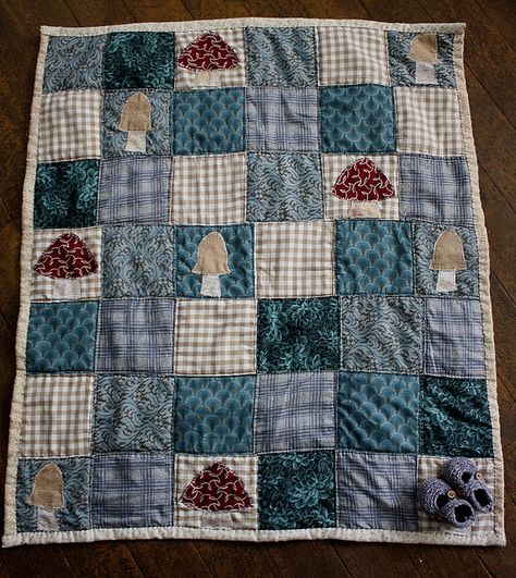 Country quilt Mushroom Quilt Pattern, Mushroom Quilts, Toadstool Ornaments, Mushroom Quilt, Mushroom Ideas, Country Quilt, Simple Machine, Puff Quilt, Mushroom Crafts