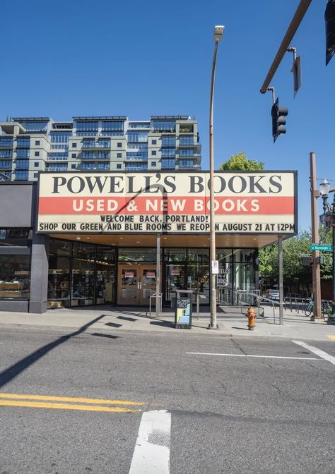 Portland Oregon Bookstore, Powell Bookstore Portland Oregon, Things To Do In Portland Oregon, Powells Bookstore Portland, Powells Bookstore, Pnw Vibes, Pnw Trip, Downtown Portland Oregon, Oregon Girl