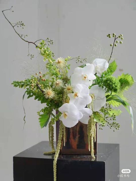 White Orchid Bouquet, Floral Designs Arrangements, Contemporary Flower Arrangements, Modern Floral Arrangements, Floral Art Arrangements, Sogetsu Ikebana, Floristry Design, Corporate Flowers, Ikebana Flower Arrangement