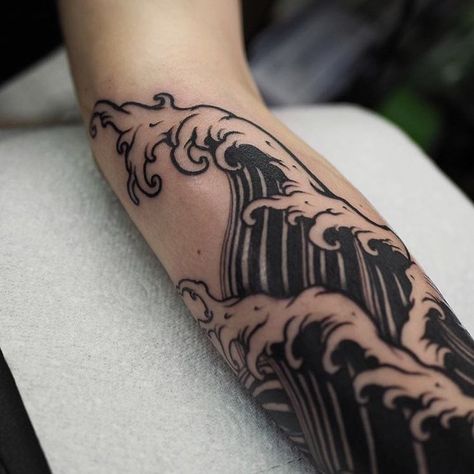 Waves Tattoo Women, Blackwork Water Tattoo, Black Ocean Tattoo, Wave Hand Tattoo, Traditional Wave Tattoo, Japanese Waves Tattoo, Wave Tattoo Sleeve, Japanese Wave Tattoo, Japanese Forearm Tattoo