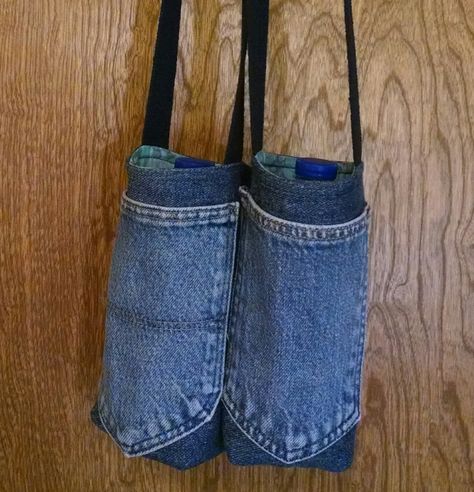 Repurposed denim water bottle holders.  Tutorial from : http://pickinandthrowin.blogspot.com/2011/08/water-bottle-holdercarrier-sewing.html Denim Water Bottle Holder, Diy Water Bottle Holder, Clothes Recycling, Water Bottle Backpack, Bag From Old Jeans, Recycle Old Clothes, Denim Bag Diy, Diy Water Bottle, Canvas Bag Design