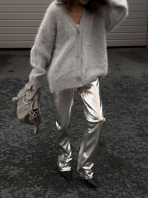 Silver Pants Outfit Casual, Fashion 2025 Trends Women, Silver Jeans Outfit, Silver Pants Outfit, Silver Outfits, Silver Pants, Grey Outfit, Mode Vintage, Mode Inspiration