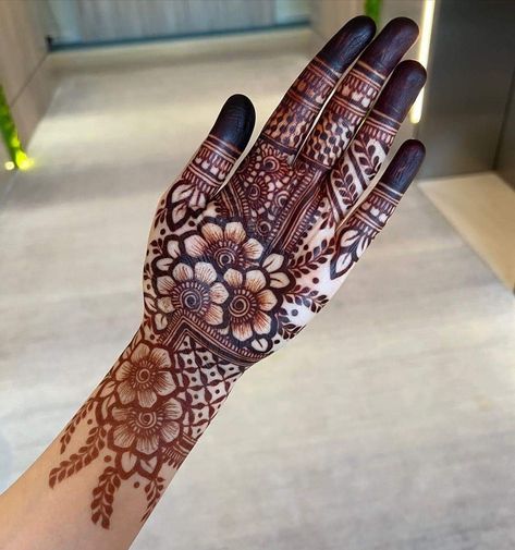 Mehandi Designs For Palm Unique, Unique Mehndi Designs Palms Beautiful, Right Hand Mehndi Design, Latest Mehndi Designs Wedding, Short Mehndi Design, Ceremony Outfit, Mehedi Design, Henna Stain, Unique Mehndi