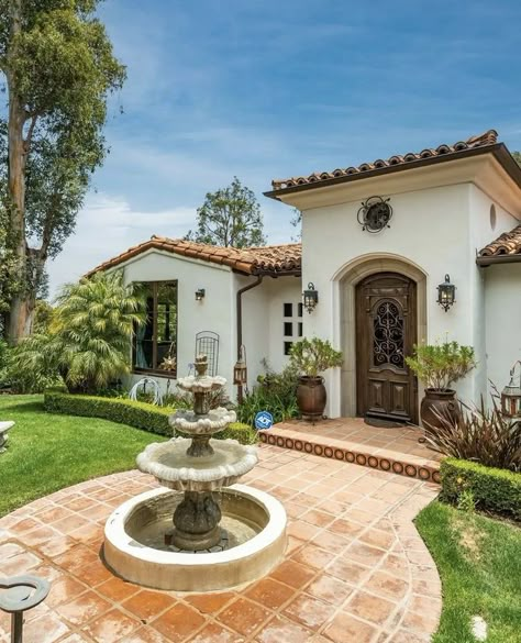 Small Two Story Spanish Style Homes, One Story Hacienda Style Homes, Spanish Homes Exterior Hacienda Style, Old Spanish Style Homes Exterior, Single Story Spanish Style Homes, Spanish Courtyard Ideas, Spanish Ranch Style Homes, Small Spanish Style Homes, Mexican Style Homes