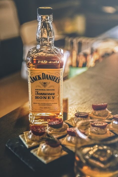 Jack Daniels Honey Jack Daniel Aesthetic, Daniel Aesthetic, Jack Daniels Honey Whiskey, Jack Daniels Honey, Honey Whiskey, Tennessee Honey, Whisky Drinks, Tennessee Whiskey, Jack Daniel