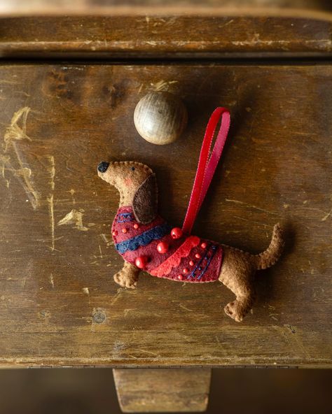 🐕 My first ever felt dachshund! 🐕 It is sold! My husband just bought it! 😂😂 #creativeart #creativelifehappylife #creativeexpression #decoration #diy #etsy #etsyshop #etsysellersofinstagram #etsygifts #etsylove #munich #deutschland #bavaria #bayern #supportsmallbusiness #handmadeisbetter #handmadegifts #deggendorf #creative #felthandmadecraft #springdecor #folkart #dackel #dackelliebe #dachshund #dachshundsofinstagram Felt Dachshund, Dachshund Ornament, Felt Christmas Decorations, Handmade Christmas Ornaments, Cute Diys, Decoration Diy, Felt Christmas, Felt Ornaments, Creative Expressions