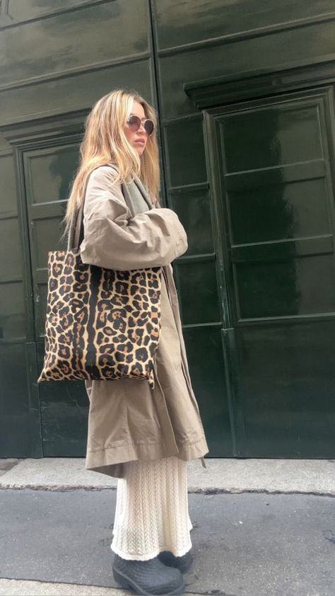 Tote Bag Outfit, Bag Outfit, Instagram Lifestyle, Spring Forward, Milano Italy, Fashion Collage, Trends 2024, Street Style Inspiration, Lifestyle Fashion