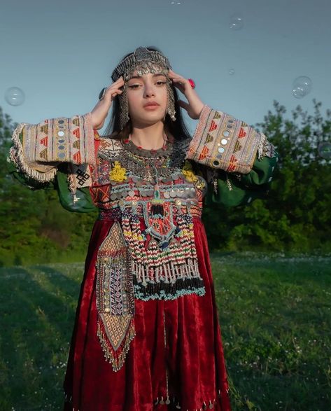 Kashmir Bride, Jump Into Water, Kashmiri Dress, Afghanistan Dress, Pakistan Aesthetic, Cultural Dress, Rajasthani Dress, Afghani Clothes, Afghan Wedding