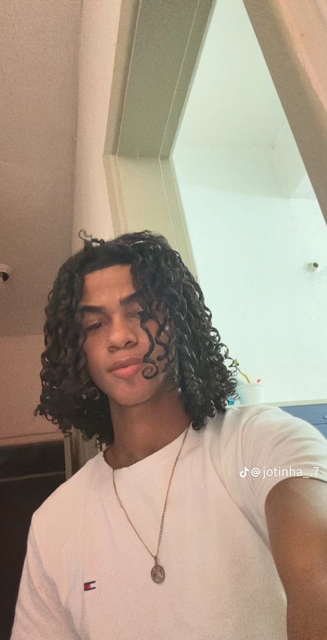 Curly Hair Parted In The Middle, Long Curls Men, Finger Coils Men, Afro Hair Boy, Long Curly Hair Men, Taper Fade Curly Hair, Fade Haircut Styles, Men's Curly Hairstyles, Natural Hair Men