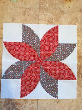 Poinsettia Quilt, Drunkards Path Quilt, Sew Kind Of Wonderful, Quilt Modernen, Circle Quilts, Flower Quilts, Flower Quilt, Patchwork Quilt Patterns, Learn Crafts