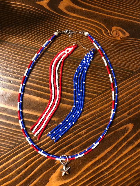 Red White And Blue Jewelry Diy, American Flag Beaded Necklace, Red White And Blue Beaded Necklace, Usa Beaded Bracelet, Red White And Blue Necklace, Native American Beaded Earrings Tutorial, Red And Blue Bracelets, Seed Bead Necklaces Ideas, Western Earrings Diy