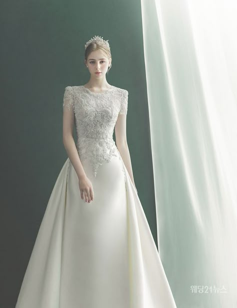 Korean Wedding Dress, Minimal Wedding Dress, Simple Wedding Gowns, Elegant Bridal Gown, Bride Dress Simple, Wedding Gown Inspiration, Classy Wedding Dress, Stylish Wedding Dresses, Korean Wedding