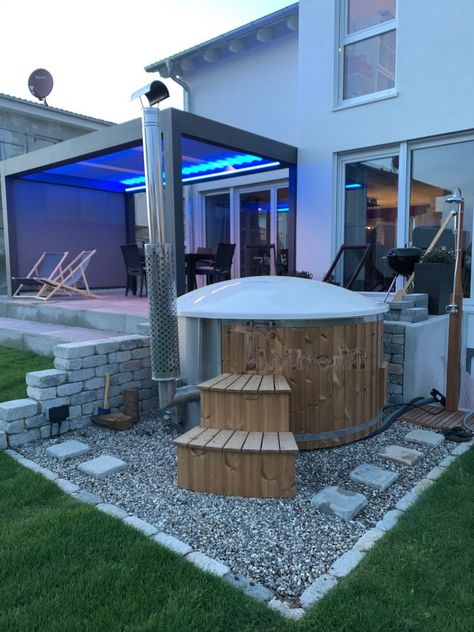 Badefass gfk mit Whirlpool Wellness Royal, Steffen, Breisach, Deutschland - Jacuzzi Ideas, Penthouse Terrace, Hot Tub Backyard, Beautiful Cabins, Hot Tub Outdoor, Small Backyard Pools, Pool Hot Tub, Small Backyard, Bolivia