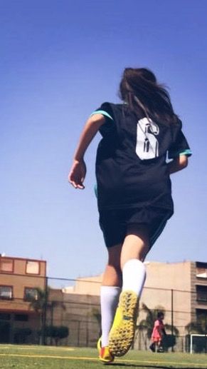 Soccer girl Cute Soccer Pictures, Girls Playing Football, Hospital Admit Hand Pics, Soccer Season, Soccer Inspiration, Best Friend Photography, Best Friend Gifs, Soccer Girl, Best Poses For Pictures