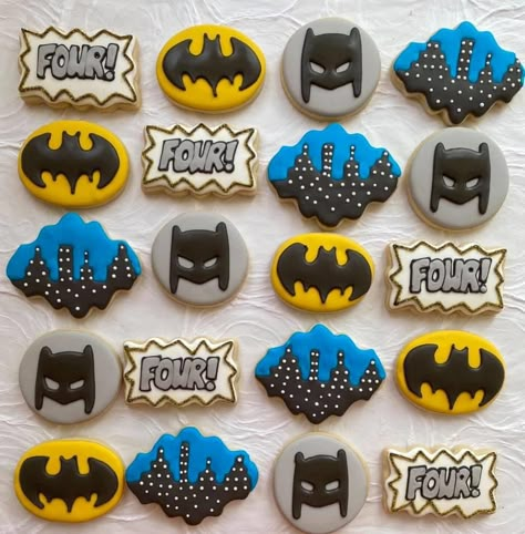 Batman Sugar Cookies, Batman Cakesicles, Batman Desserts, Batman Cookies Decorated, Comic Cookies Decorated, Batman Royal Icing Cookies, Superhero Decorated Cookies, Batman Cookie Cake, Hulk Birthday Cakes