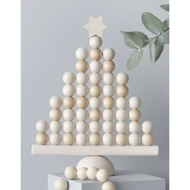 Christmas Tree Table Decorations, Koti Diy, Wood Beads Diy, Christmas Tree On Table, Minimal Christmas, Christmas Tree Crafts, Xmas Diy, Boho Christmas, Christmas Ornament Crafts