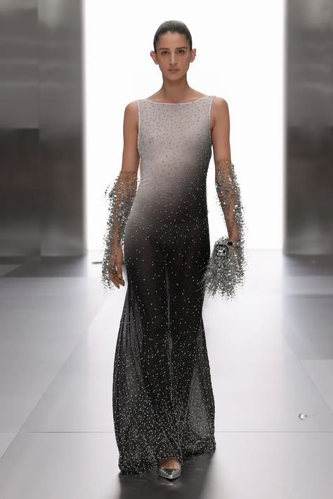 Fendi Couture Spring 2024 Italian High Fashion, Runway 2024, 2024 Couture, Fendi Couture, Couture 2024, Fashion Draping, Minimalistic Fashion, Fashion Dream Job, Runway Gowns