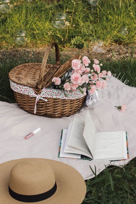 book lana del rey picnic basket vibes summer Romanticising My Life, Pinic Basket, Picnic Basket Decor, Grass Picnic, Picnic Menu, Picnic Games, Picnic Snacks, Basket Flowers, Bedroom Colour Palette