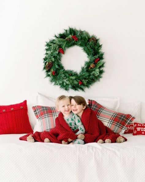 Christmas Studio Photography Setup White, Pajama Mini Session Photography, Diy Christmas Photoshoot Toddler At Home, Christmas Mini Indoor Session Ideas, Christmas Mini Session Ideas Indoor Bed, Christmas Pajama Mini Sessions, Bench Christmas Photoshoot, Christmas Home Photography, Christmas Pj Photoshoot Kids