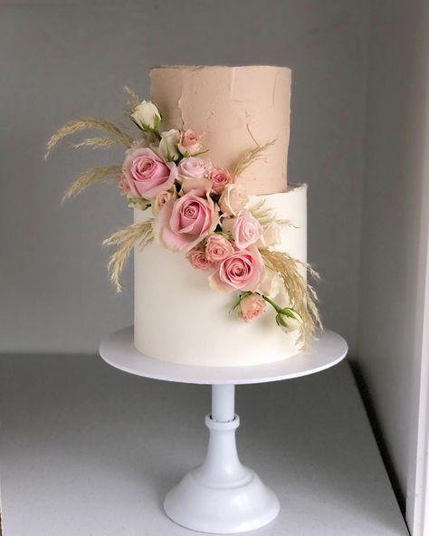 Elegant 2 Tier Birthday Cake, Bolo Clean, Flower Theme Cake, Bespoke Cakes, Homemade Wedding Cake, 2 Tier Wedding Cakes, Tiered Cakes Birthday, Diy Wedding Cake, Birthday Cake With Flowers