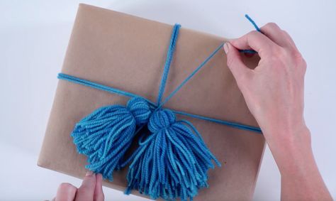 Creative Things To Make, Things To Make With Yarn, Diy Pom Poms, Yarn Gifts, Extra Yarn, Yarn Wreath, Gift Tags Diy, Knitting Blogs, Diy Tassel