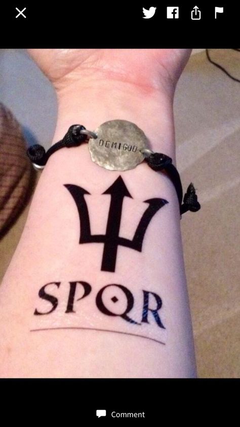 Tatuagem Percy Jackson, Spqr Tattoo, Percy Jackson Tattoo, Fandom Tattoos, Trident Tattoo, Nerdy Tattoos, Greek Tattoos, Percy Jackson Memes, Percy Jackson Art