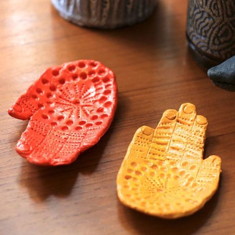 To make this stylish ceramic hand dish is so easy.  Perfect home decor craft from toddler to teen. And crafting moms like me! !!I just adore these dec Diwali Craft For Children, Clay Lesson, Clay Crafts For Kids, Kids Clay, Diwali Craft, Kids Pottery, Tanah Liat, Camping Art, School Art