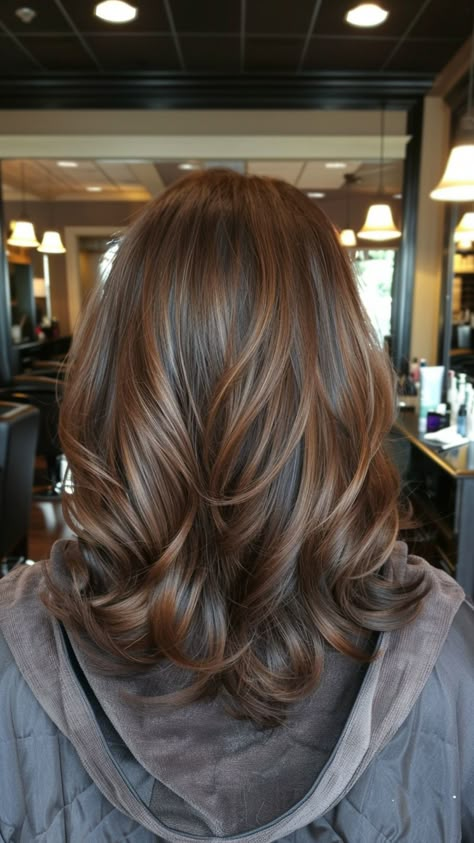 Get ready to fall in love with the hottest hair color trend of 2024: caramel balayage. This stunning technique seamlessly blends warm, rich caramel tones with your natural hair color, creating a look that’s both Rambut Brunette, Hair Color Caramel, Fall Hair Color For Brunettes, Brown Hair Balayage, Haircuts For Medium Hair, Long Brown Hair, Hair Color And Cut, Brown Hair With Highlights, Hair Color Trends