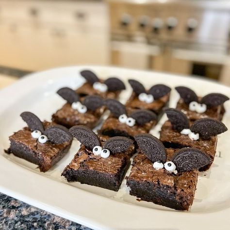 These fun Halloween Oreo Brownie Bats are super easy, adorable, and delicious! They will make your Halloween display come to life! What do we love most about these Brownie Bats made with Halloween Oreos? Firstly, they are stinking adorable and make quite a visual impact for any Halloween party display, event, or special treat. Secondly, they are crazy easy to make. Thirdly, they are delicious. Halloween treats that are so easy to make a fun kids project and yummy snack. Delicious Halloween Treats, Oreo Brownie, Halloween Brownies, Oreo Filling, Halloween Oreos, Party Display, Pumpkin Ice Cream, Halloween Food Treats, Oreo Brownies