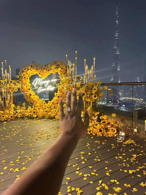 Sunflower Proposal, Night Proposal, Marry Me Sign, Wedding Proposal Ideas Engagement, Trip To Dubai, Sunflower Petals, Proposal Pictures, Happy Engagement, Future Engagement Rings