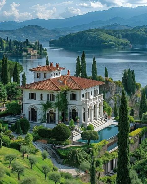 Italy 🇮🇹 (@italy24h) • Photos et vidéos Instagram Homes In Tuscany Italy, Mansions In Italy, Tuscany Mansion, Tuscany Villa Aesthetic, Villas In Tuscany Italy, Naples Italy, Sims 4 Build, Dream House Decor, Luxury House