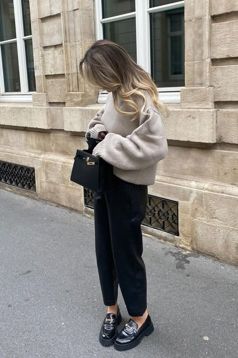 Gucci Princetown Outfit, Moccasins Outfit Winter, Outfit Neige, Moccasin Outfit, Sweatshirt Outfit Winter, Moccasins Outfit, Simple Work Outfits, Overalls Outfit Ideas, Aesthetic Overalls