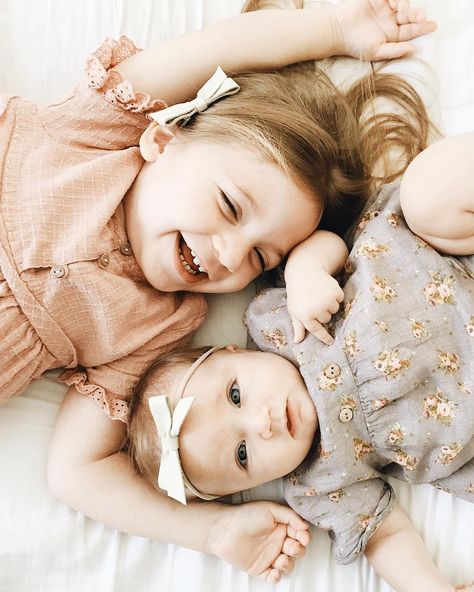 Beautiful photo of sisters together Little Sisters Photoshoot, Sibling Photoshoot, Sibling Photo Shoots, Newborn Sibling, Baby Birthday Photoshoot, Sibling Pictures, Sisters Photoshoot Poses, Foto Newborn, Sister Photography