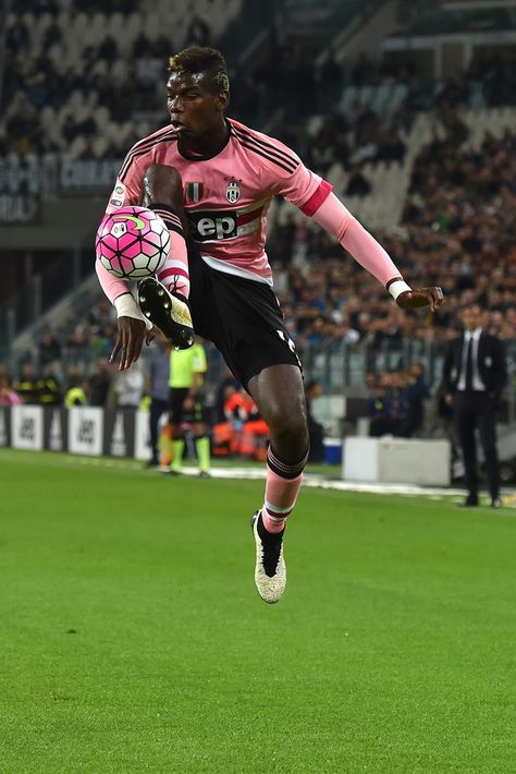 Paul Pogba of Juventus FC controls the ball during the Serie A match between Juventus FC and Frosinone Calcio at Juventus Arena on September 23, 2015 in Turin, Italy. (Sept. 22, 2015 - Source: Valerio Pennicino/Getty Images Europe) Pogba Wallpapers, Pogba Juventus, Paul Pogba Manchester United, Black Football Boots, Juventus Wallpapers, Football Players Photos, Football Or Soccer, Soccer Inspiration, Football Images